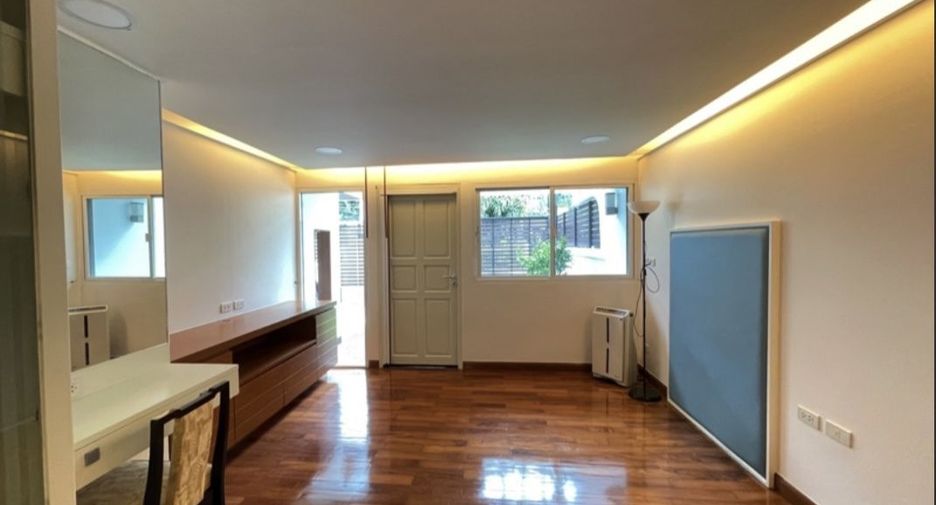 For rent 4 bedrooms townhouse in Watthana, Bangkok