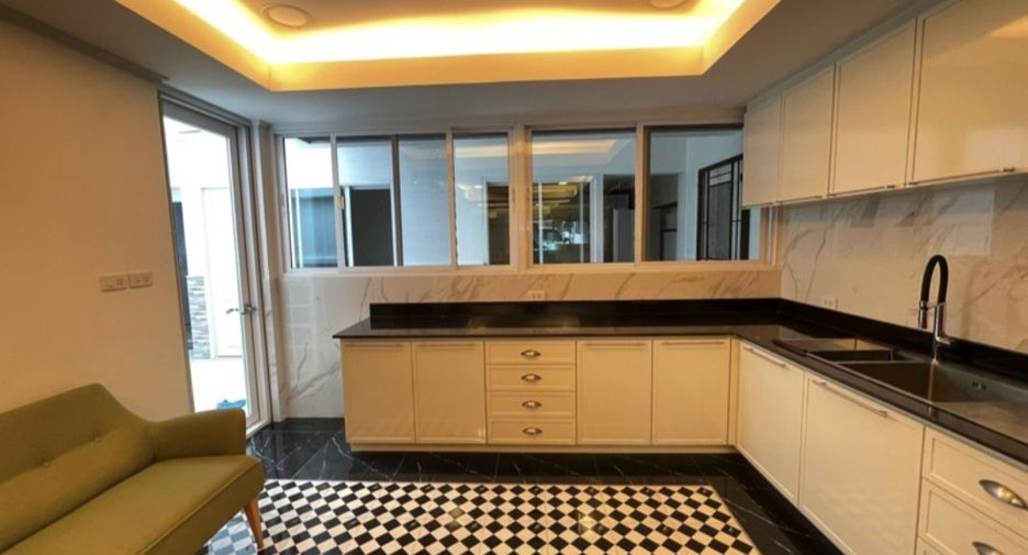 For rent 4 bedrooms townhouse in Watthana, Bangkok