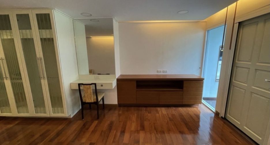 For rent 4 bedrooms townhouse in Watthana, Bangkok