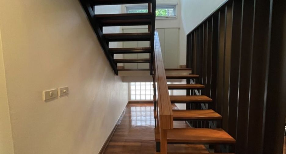 For rent 4 bedrooms townhouse in Watthana, Bangkok