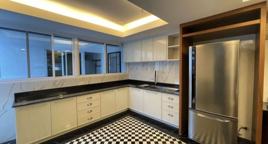 For rent 4 bedrooms townhouse in Watthana, Bangkok