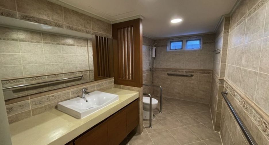 For rent 4 bedrooms townhouse in Watthana, Bangkok
