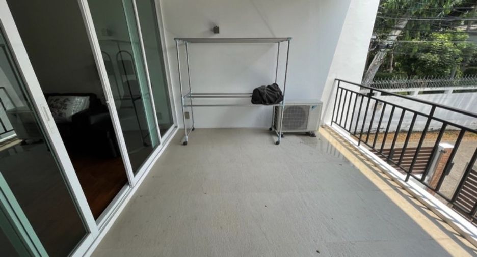 For rent 4 bedrooms townhouse in Watthana, Bangkok