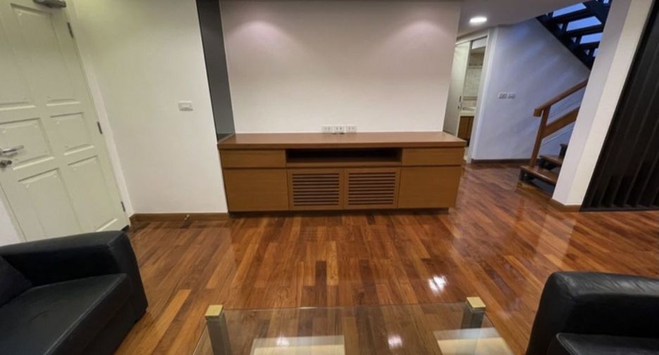For rent 4 bedrooms townhouse in Watthana, Bangkok