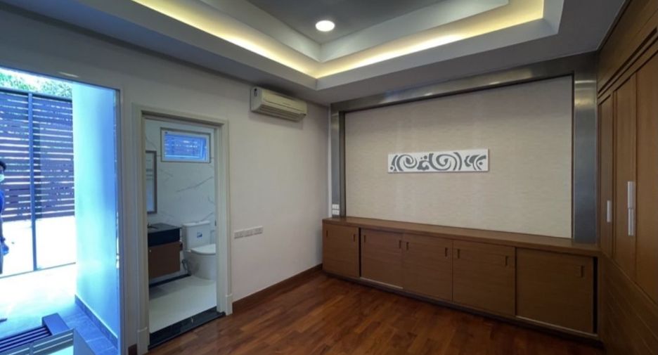 For rent 4 bedrooms townhouse in Watthana, Bangkok