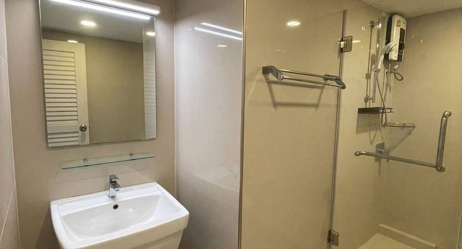 For rent studio condo in Khlong Toei, Bangkok