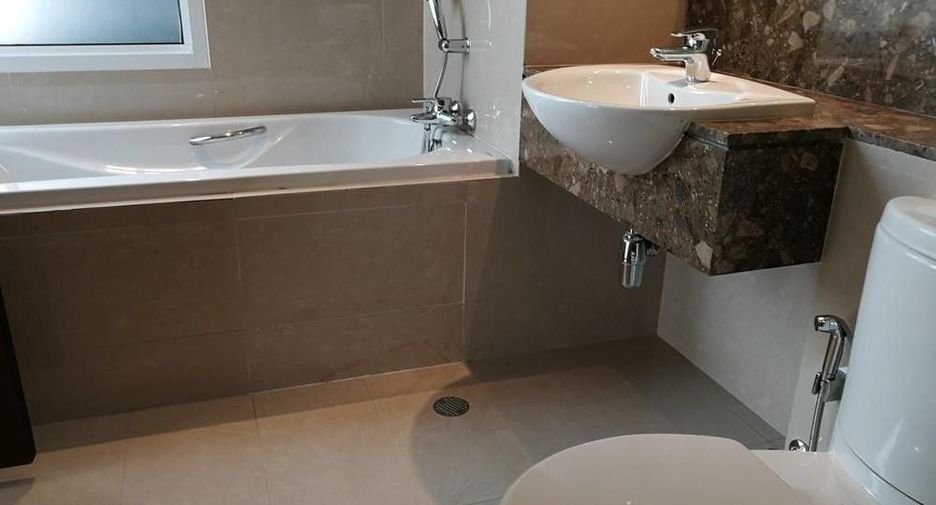 For rent 4 bedrooms condo in Khlong Toei, Bangkok