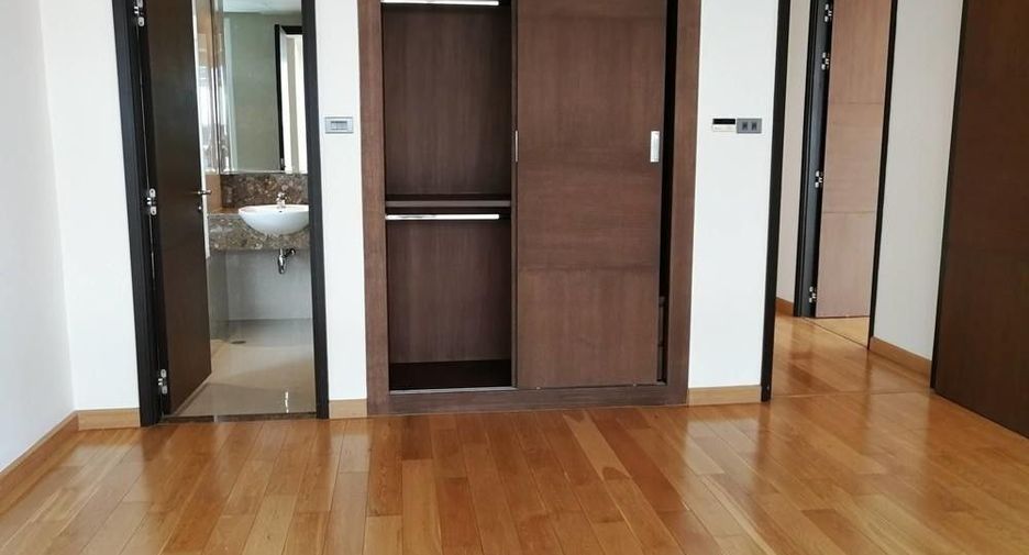 For rent 4 bedrooms condo in Khlong Toei, Bangkok