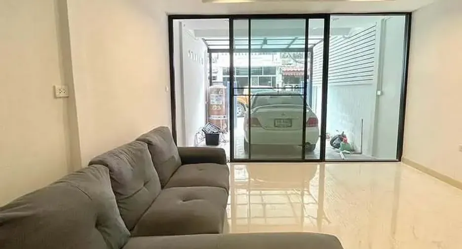 For rent 2 bedrooms townhouse in Bang Kapi, Bangkok