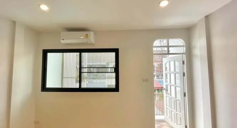 For rent 2 bedrooms townhouse in Bang Kapi, Bangkok