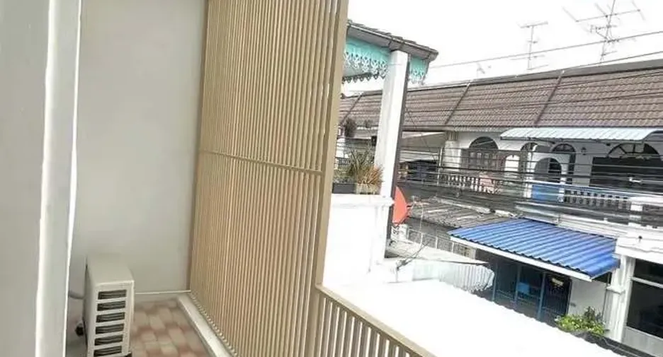 For rent 2 bedrooms townhouse in Bang Kapi, Bangkok