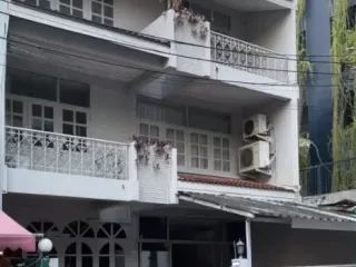 出租 6 卧室 联排别墅 在 Khlong Toei, 曼谷