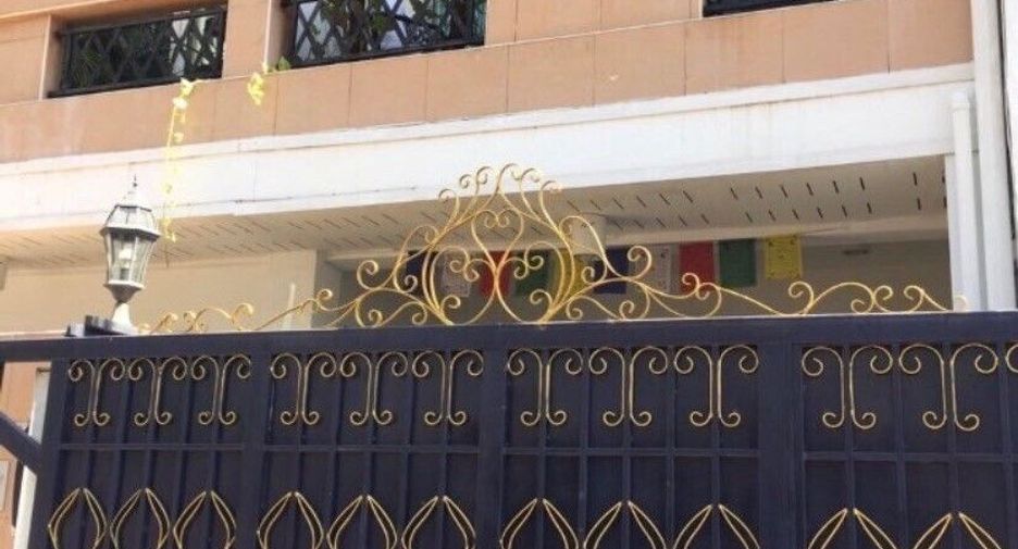 For rent 3 bedrooms townhouse in Khlong Toei, Bangkok