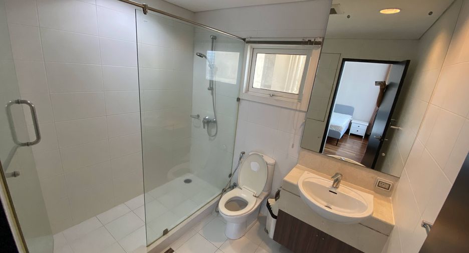 For rent 3 bedrooms condo in Khlong Toei, Bangkok