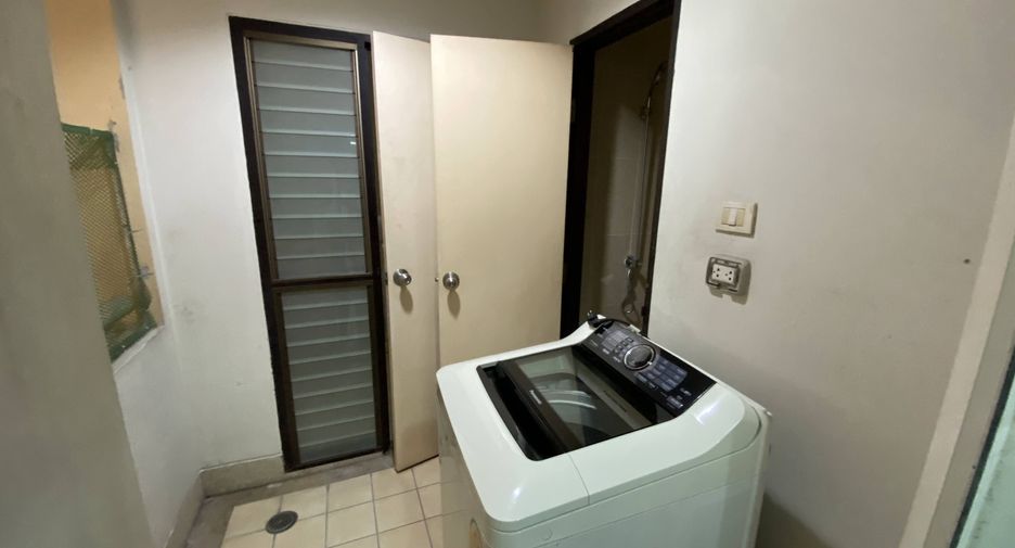 For rent 3 bedrooms condo in Khlong Toei, Bangkok