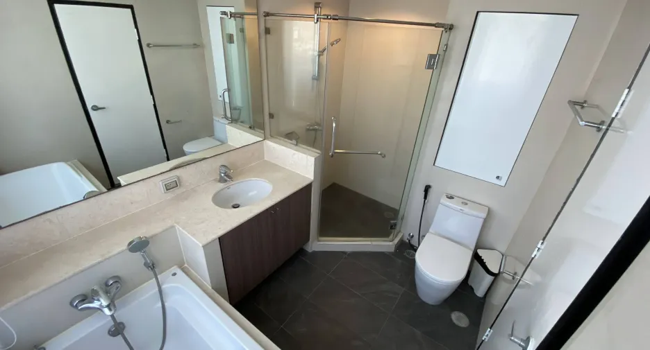 For rent 3 bedrooms condo in Khlong Toei, Bangkok