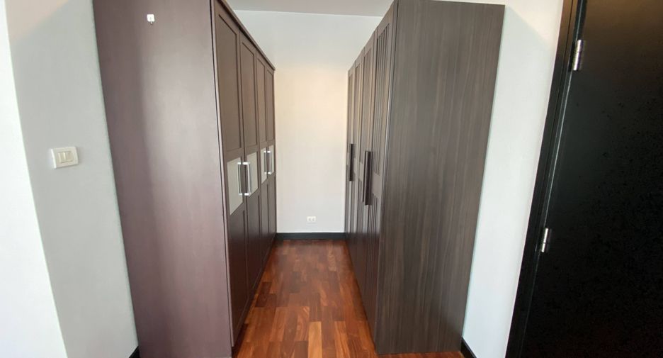For rent 3 bedrooms condo in Khlong Toei, Bangkok