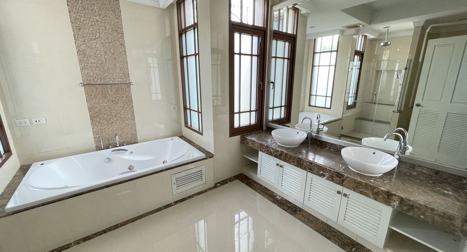 Casa en alquiler de 4 habitaciones en Watthana, Bangkok