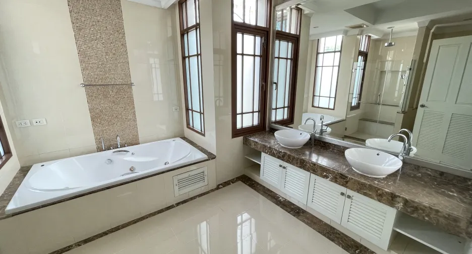 For rent 4 ベッドルーム house in Watthana, Bangkok