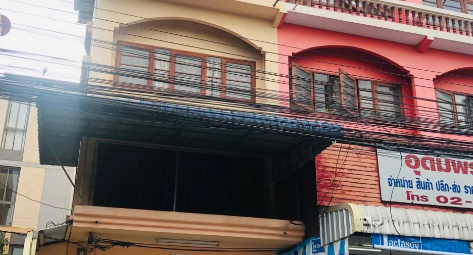 For rent 3 bedrooms retail Space in Saphan Sung, Bangkok