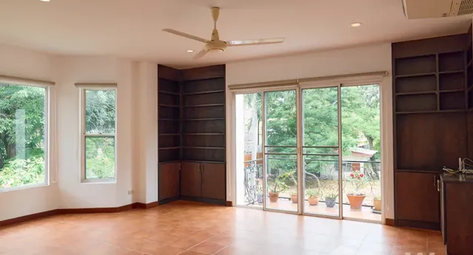 ให้เช่า 4 ห้องนอน บ้านเดี่ยว ใน วัฒนา, กรุงเทพฯ