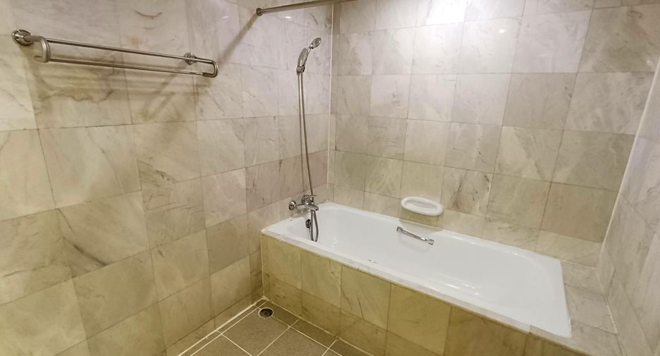 For rent 2 bedrooms condo in Yan Nawa, Bangkok