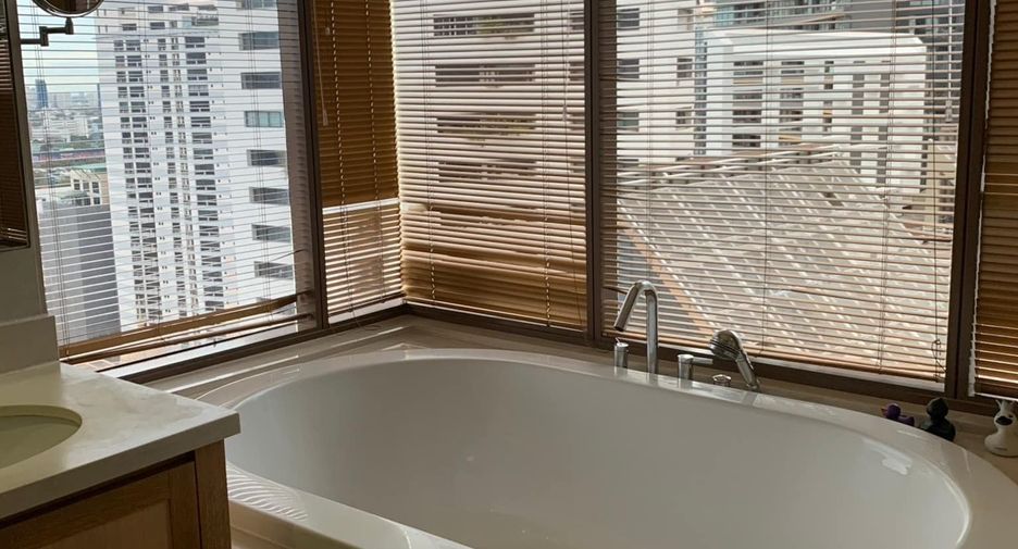 For rent 3 bedrooms condo in Khlong Toei, Bangkok