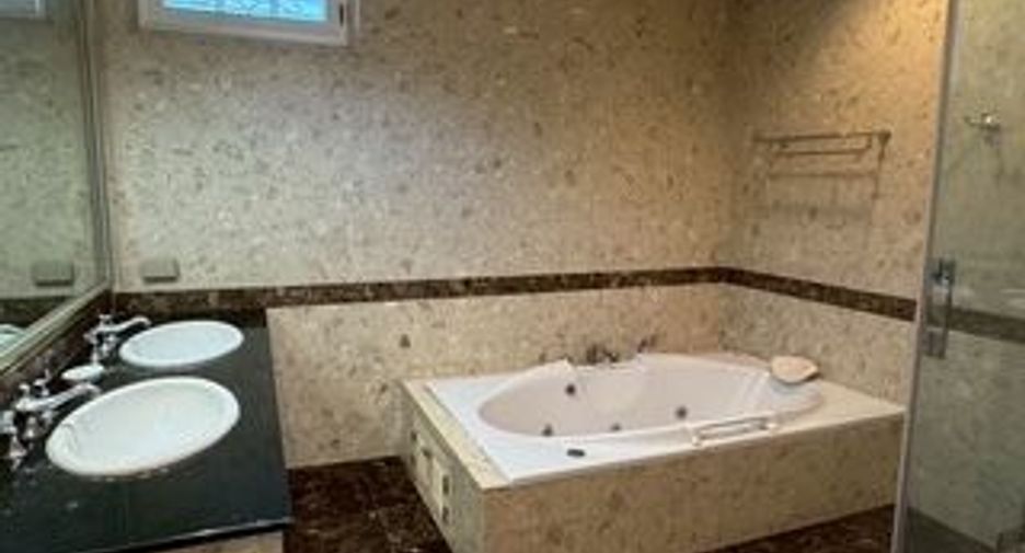 For rent 4 bedrooms villa in Ratchathewi, Bangkok