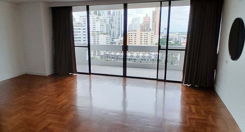 For rent 3 bedrooms condo in Khlong Toei, Bangkok