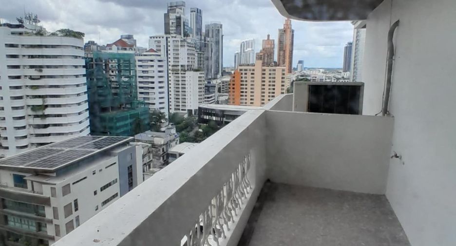 For rent 3 bedrooms condo in Khlong Toei, Bangkok
