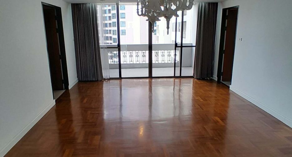 For rent 3 bedrooms condo in Khlong Toei, Bangkok