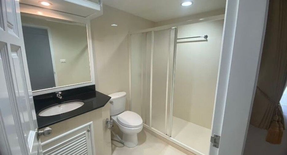 For rent 3 bedrooms condo in Pathum Wan, Bangkok