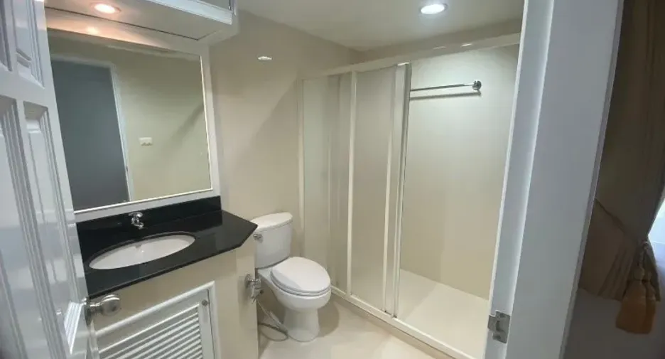 For rent 3 bedrooms condo in Pathum Wan, Bangkok
