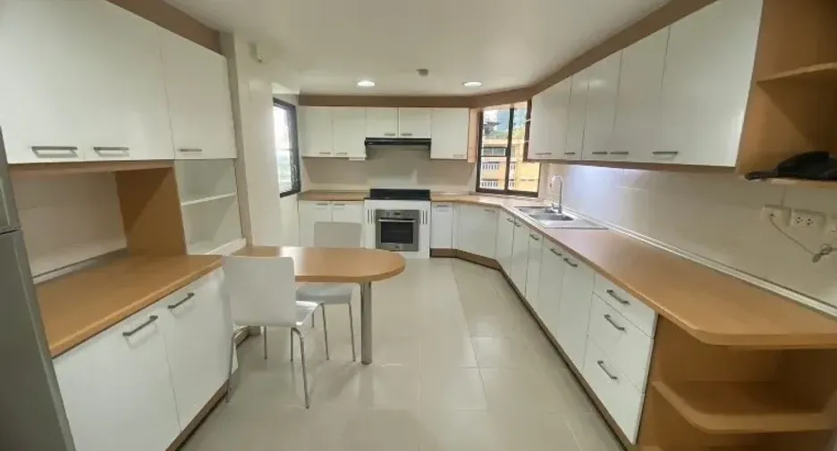 For rent 3 bedrooms condo in Pathum Wan, Bangkok