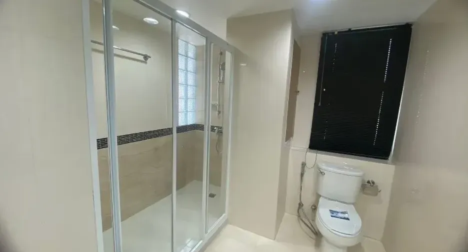 For rent 3 bedrooms condo in Pathum Wan, Bangkok