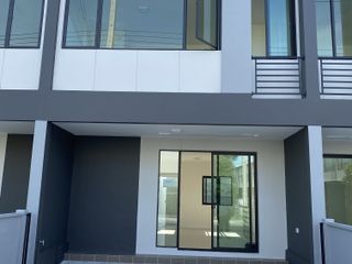 For rent 3 bedrooms townhouse in Prawet, Bangkok