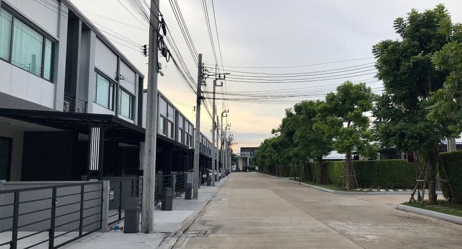 For rent 3 bedrooms townhouse in Prawet, Bangkok