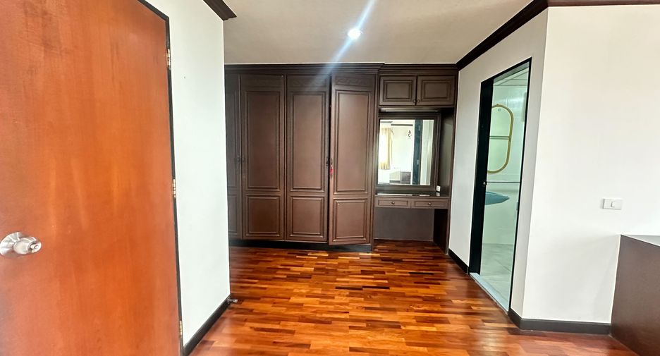 Wohnung zur Miete mit 3 Zimmer in Khlong Toei, Bangkok