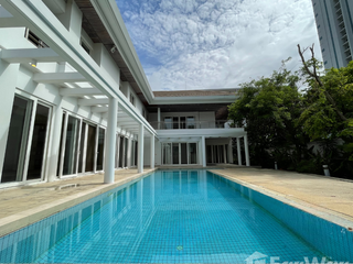 For rent 5 bedrooms house in Watthana, Bangkok