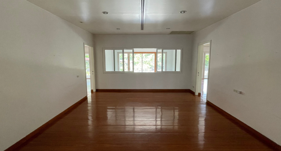 Casa en alquiler de 5 habitaciones en Watthana, Bangkok