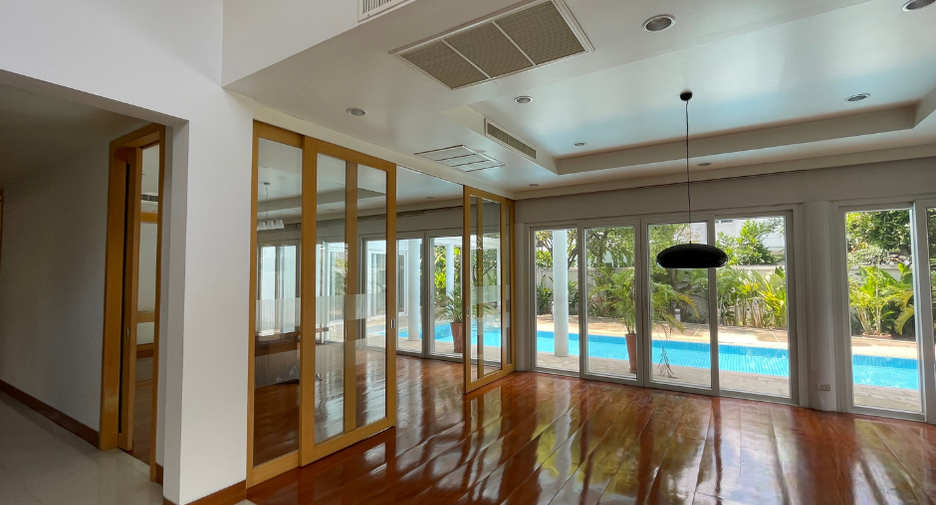 Casa en alquiler de 5 habitaciones en Watthana, Bangkok
