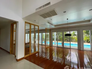 For rent 5 bedrooms house in Watthana, Bangkok