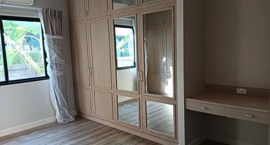 For sale 5 bedrooms house in Lam Luk Ka, Pathum Thani