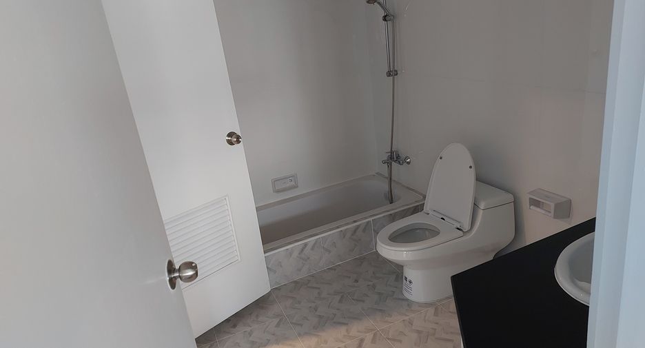 For rent 3 bedrooms apartment in Khlong Toei, Bangkok