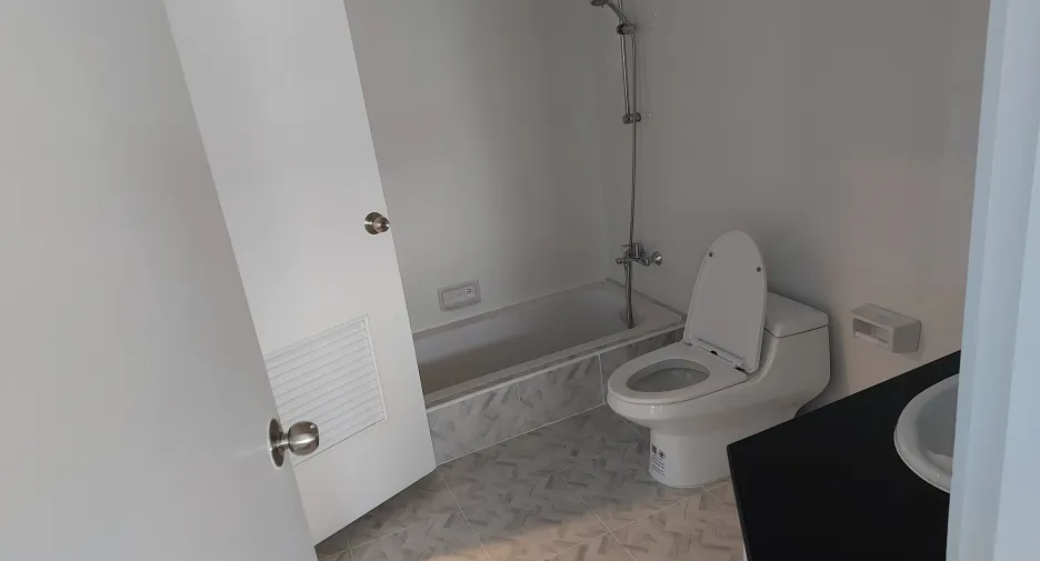 For rent 3 bedrooms apartment in Khlong Toei, Bangkok