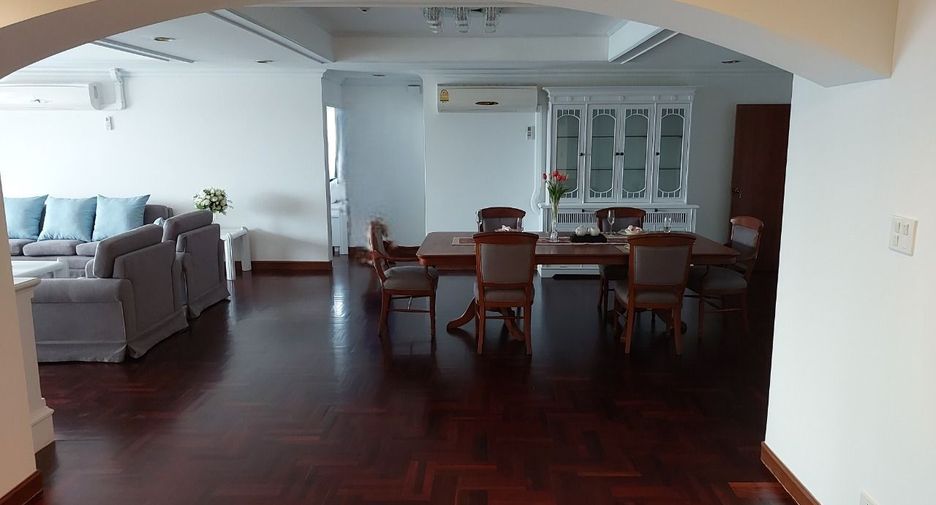 For rent 3 bedrooms apartment in Khlong Toei, Bangkok