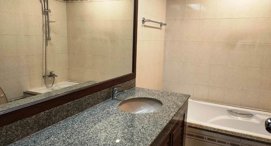For rent 3 bedrooms condo in Sathon, Bangkok