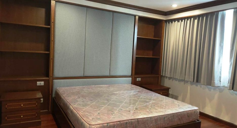 For rent 3 bedrooms condo in Sathon, Bangkok