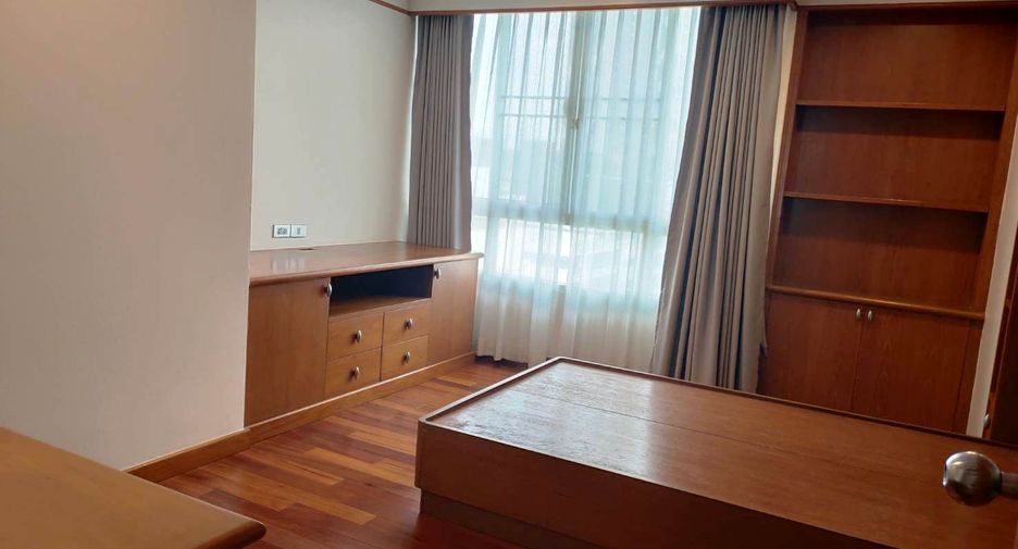For rent 3 bedrooms condo in Sathon, Bangkok