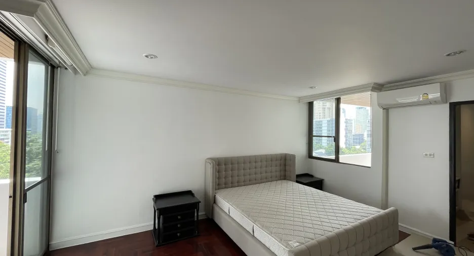 For rent 3 bedrooms apartment in Khlong Toei, Bangkok